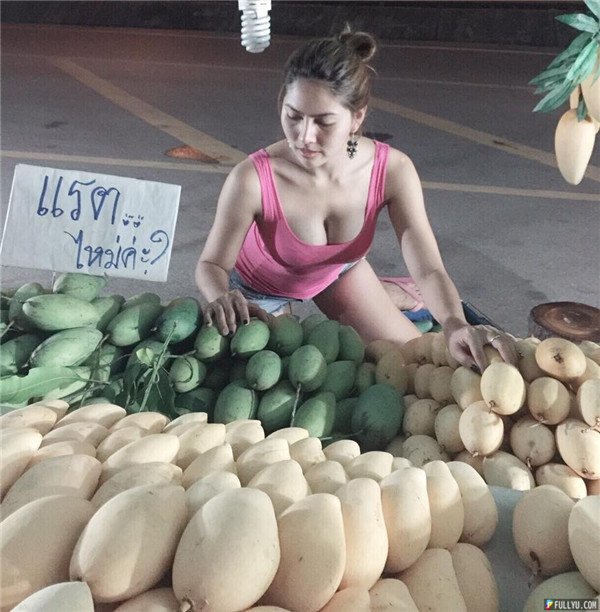 泰国芒果摊超辣女老板浑圆半球让男客不忍杀价 全裸切凤梨只因天气太热了爆红！