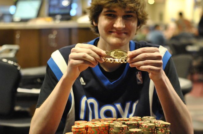 20岁的小伙逃课打牌赢得锦标赛冠军，奖金$249310！