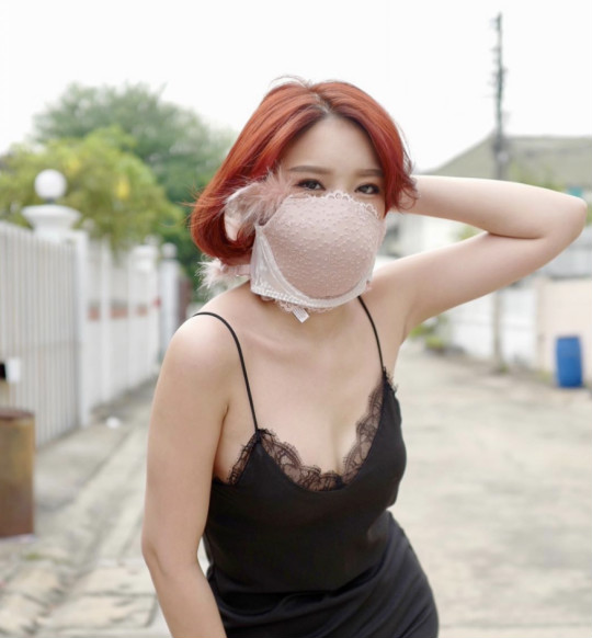 泰国Playboy性感女郎盈雅叶 用胸罩代替口罩抵抗雾霾
