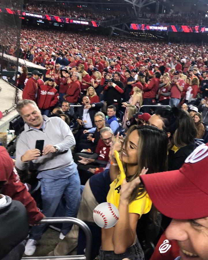 棒球场上《Julia Rose》竟是拥300万粉丝的红人！